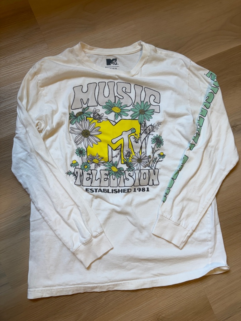 MTV - Women’s White Long-Sleeve Graphic Tee - LG